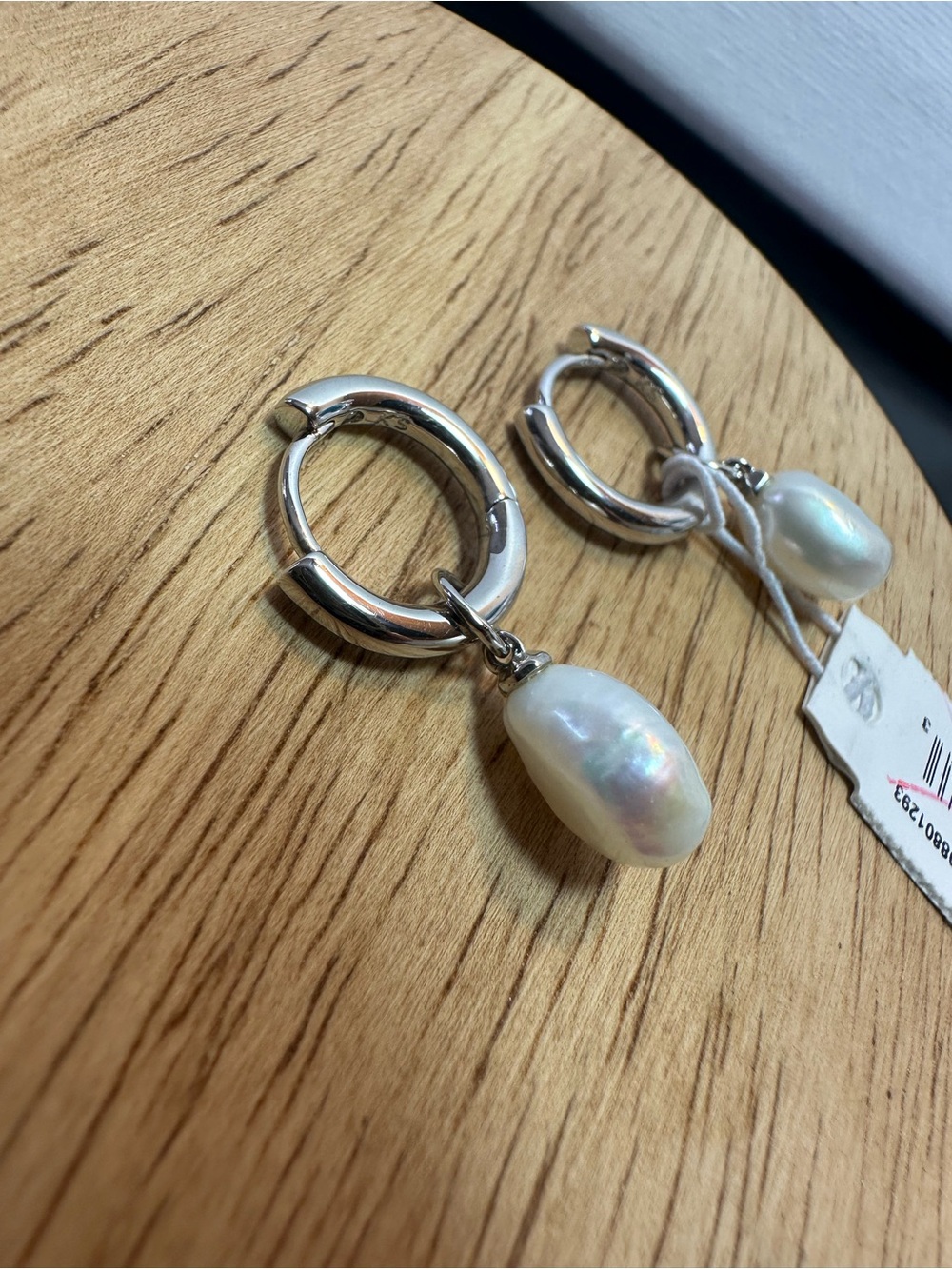 Kendra Scott silver freshwater pearl hoop earrings NWT - Picture 4 of 5